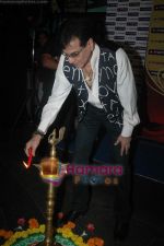 Fame Big Cinemas honours Jeetendra with Evergreen Lantern in Fame Big Cinemas, Andheri, Mumbai on 1st Nov 2010 (15).JPG